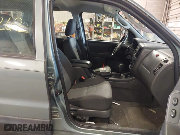 2005 Ford Escape XLS Value with VIN 1FMYU92Z25KD28826, listed as a IAAI auction lot 41638262 with 1 mi miles. Bid and sale history available at carsss.com. Image 5.