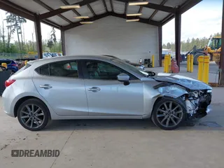 2018 Mazda 3 Touring z VIN 3MZBN1L37JM201797, wystawiony jako IAAI lot #42258756 z przebiegiem 80 593 mil mil oraz . Historia ofert i sprzedaży dostępna na DreamBid. Obrazek 13.