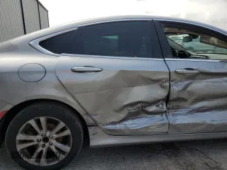2015 Chrysler 200 Limited z VIN 1C3CCCAB0FN590786, wystawiony jako Copart lot #59507735 z przebiegiem 225 767 mil mil oraz Szkoda całkowita • Salvage title. Historia ofert i sprzedaży dostępna na DreamBid. Obrazek 10.