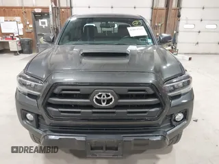 2017 Toyota Tacoma SR5 z VIN 5TFCZ5AN6HX111116, wystawiony jako IAAI lot #42054764 z przebiegiem 103 107 mil mil oraz . Historia ofert i sprzedaży dostępna na DreamBid. Obrazek 12.
