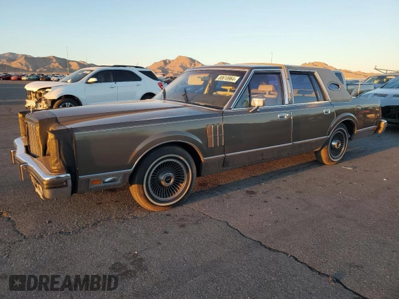 1980 Lincoln Continental with VIN 0Y90G643044, listed as a Copart auction lot 80618964 with 14,372 mi miles and Clean Title. Bid and sale history available at DreamBid. Image 1.