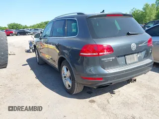 2012 Volkswagen Touareg Sport z VIN WVGFF9BP3CD003376, wystawiony jako IAAI lot #42249714 z przebiegiem 248 635 mil mil oraz . Historia ofert i sprzedaży dostępna na DreamBid. Obrazek 3.