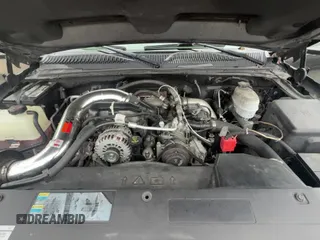 2005 Chevrolet Silverado 2500HD LS z VIN 1GCHC23275F948628, wystawiony jako Copart lot #84638265 z przebiegiem 179 593 mil mil oraz Czysty tytuł • Clean title. Historia ofert i sprzedaży dostępna na DreamBid. Obrazek 11.