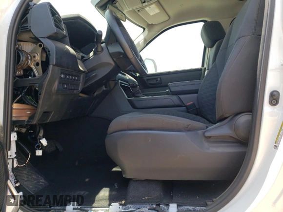 2022 Toyota Tundra SR z VIN 5TFKB5AA3NX013623, wystawiony jako Copart lot #56168634 z przebiegiem 3 038 mil mil oraz Szkoda całkowita • Salvage title. Historia ofert i sprzedaży dostępna na DreamBid. Obrazek 7.