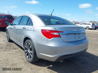 2013 Chrysler 200 Limited with VIN 1C3CCBCG9DN654761, listed as a IAAI auction lot 41961017 with 98,826 mi miles. Bid and sale history available at carsss.com. Image 3.