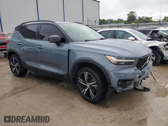 2020 Volvo XC40 R-Design with VIN YV4162UM4L2337658, listed as a Copart auction lot 61304505 with 105,673 mi miles and Salvage title. Bid and sale history available at DreamBid. Image 4.