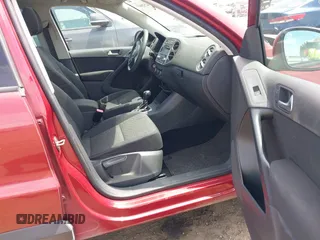 2012 Volkswagen Tiguan LE z VIN WVGAV7AX5CW097459, wystawiony jako IAAI lot #42526659 z przebiegiem 158 634 mil mil oraz . Historia ofert i sprzedaży dostępna na DreamBid. Obrazek 5.