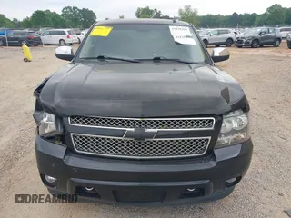 2012 Chevrolet Suburban LTZ z VIN 1GNSKKE75CR218043, wystawiony jako IAAI lot #42118487 z przebiegiem 177 094 mil mil oraz . Historia ofert i sprzedaży dostępna na DreamBid. Obrazek 12.
