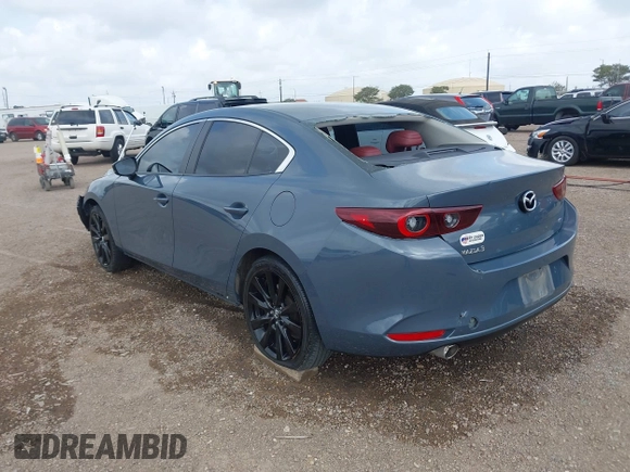 2022 Mazda 3 Carbon Edition z VIN 3MZBPACL7NM313242, wystawiony jako IAAI lot #42095279 z przebiegiem 30 787 mil mil oraz . Historia ofert i sprzedaży dostępna na DreamBid. Obrazek 3.