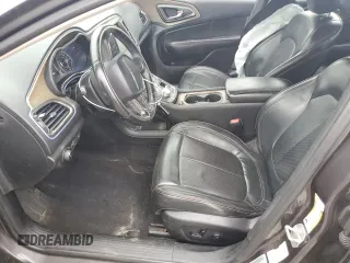 2015 Chrysler 200 C z VIN 1C3CCCEG8FN583462, wystawiony jako Copart lot #55586005 z przebiegiem 117 347 mil mil oraz Szkody całkowita. Historia ofert i sprzedaży dostępna na DreamBid. Obrazek 7.