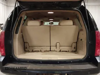 2007 GMC Yukon SLT z VIN 1GKFK130X7J115798, wystawiony jako IAAI lot #42039550 z przebiegiem 263 539 mil mil oraz . Historia ofert i sprzedaży dostępna na DreamBid. Obrazek 18.