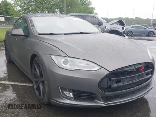 2013 Tesla Model S z VIN 5YJSA1DN4DFP09961, wystawiony jako IAAI lot #42304508 z przebiegiem 90 648 mil mil oraz . Historia ofert i sprzedaży dostępna na DreamBid. Obrazek 1.