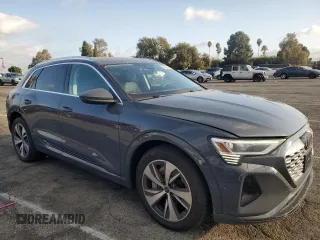 2024 Audi Q8 e-tron Premium Plus z VIN WA15AAGE8RB038873, wystawiony jako Copart lot #76623264 z przebiegiem 5 993 mil mil oraz Szkoda całkowita • Salvage title. Historia ofert i sprzedaży dostępna na DreamBid. Obrazek 4.