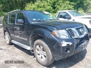 2011 Nissan Pathfinder Silver z VIN 5N1AR1NB8BC620764, wystawiony jako IAAI lot #42388251 z przebiegiem 107 330 mil mil oraz . Historia ofert i sprzedaży dostępna na DreamBid. Obrazek 1.