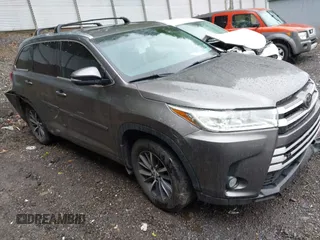 2018 Toyota Highlander SE z VIN 5TDJZRFH2JS843711, wystawiony jako IAAI lot #42329797 z przebiegiem 158 561 mil mil oraz . Historia ofert i sprzedaży dostępna na DreamBid. Obrazek 1.