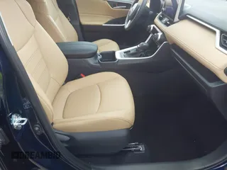2025 Toyota RAV4 XLE Premium z VIN 2T3A1RFV7SW514631, wystawiony jako IAAI lot #42247225 z przebiegiem 4 815 mil mil oraz . Historia ofert i sprzedaży dostępna na DreamBid. Obrazek 5.