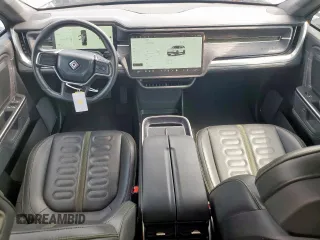 2025 Rivian R1S Adventure z VIN 7PDSGBBA3SN046975, wystawiony jako Copart lot #61790405 z przebiegiem 8 427 mil mil oraz Szkoda całkowita • Salvage title. Historia ofert i sprzedaży dostępna na DreamBid. Obrazek 8.