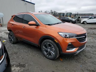 2022 Buick Encore GX Essence z VIN KL4MMFSL9NB021080, wystawiony jako Copart lot #42240785 z przebiegiem 38 164 mil mil oraz Czysty tytuł • Clean title. Historia ofert i sprzedaży dostępna na DreamBid. Obrazek 4.