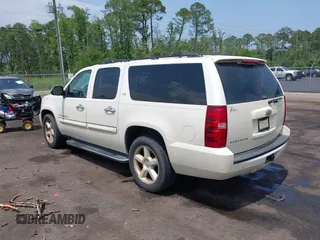 2008 Chevrolet Suburban LTZ z VIN 1GNFC16JX8R252506, wystawiony jako IAAI lot #42402610 z przebiegiem 308 625 mil mil oraz . Historia ofert i sprzedaży dostępna na DreamBid. Obrazek 3.