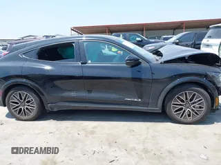 2024 Ford Mustang Mach-E Premium z VIN 3FMTK3SU6RMA04875, wystawiony jako IAAI lot #42296785 z przebiegiem 17 340 mil mil oraz . Historia ofert i sprzedaży dostępna na DreamBid. Obrazek 13.