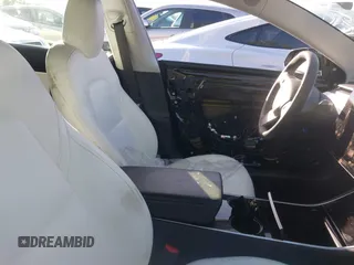 2019 Tesla Model 3 Mid Range z VIN 5YJ3E1EA4KF317872, wystawiony jako IAAI lot #41491269 z przebiegiem 90 772 mil mil oraz . Historia ofert i sprzedaży dostępna na DreamBid. Obrazek 5.