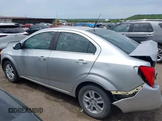 2014 Chevrolet Sonic LT z VIN 1G1JC5SH9E4159913, wystawiony jako IAAI lot #42253329 z przebiegiem 156 333 mil mil oraz . Historia ofert i sprzedaży dostępna na DreamBid. Obrazek 14.