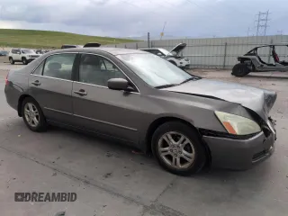 2006 Honda Accord EX-L z VIN 1HGCM56866A047744, wystawiony jako Copart lot #57266065 z przebiegiem 263 618 mil mil oraz Szkoda całkowita • Salvage title. Historia ofert i sprzedaży dostępna na DreamBid. Obrazek 4.
