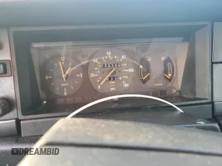1991 Volvo 240 z VIN YV1AA8844M1441146, wystawiony jako Copart lot #75018744 z przebiegiem 159 330 mil mil oraz Nie do naprawy. Historia ofert i sprzedaży dostępna na DreamBid. Obrazek 9.