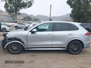 2017 Porsche Cayenne S z VIN WP1AB2A2XHLA51668, wystawiony jako IAAI lot #42347854 z przebiegiem 85 227 mil mil oraz . Historia ofert i sprzedaży dostępna na DreamBid. Obrazek 14.