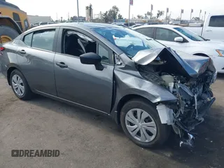 2024 Nissan Versa S z VIN 3N1CN8DV6RL845165, wystawiony jako IAAI lot #41233311 z przebiegiem 9 542 mil mil oraz . Historia ofert i sprzedaży dostępna na DreamBid. Obrazek 1.