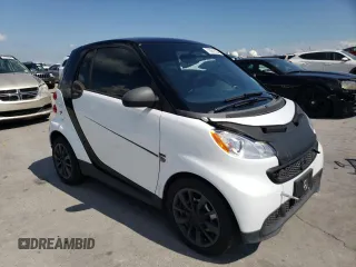 2015 Smart fortwo Passion z VIN WMEEJ3BAXFK820031, wystawiony jako Copart lot #73051554 z przebiegiem Nie podano mil oraz Szkoda całkowita • Salvage title. Historia ofert i sprzedaży dostępna na DreamBid. Obrazek 4.