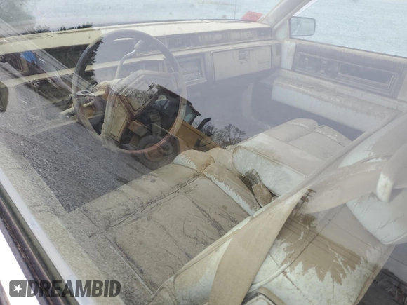 1987 Cadillac DeVille z VIN 1G6CD1181H4318101, wystawiony jako Copart lot #75354324 z przebiegiem Nie podano mil oraz Szkoda całkowita • Salvage title. Historia ofert i sprzedaży dostępna na DreamBid. Obrazek 8.