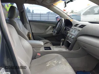 2007 Toyota Camry CE z VIN 4T1BE46K37U140603, wystawiony jako IAAI lot #42305937 z przebiegiem 244 141 mil mil oraz . Historia ofert i sprzedaży dostępna na DreamBid. Obrazek 5.