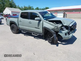 2022 Toyota Tacoma SR z VIN 3TMCZ5AN7NM466250, wystawiony jako IAAI lot #42733231 z przebiegiem 62 828 mil mil oraz . Historia ofert i sprzedaży dostępna na DreamBid. Obrazek 1.