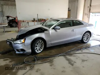 2015 Audi A5 Premium z VIN WAUGFAFR7FA038236, wystawiony jako Copart lot #56318175 z przebiegiem 85 407 mil mil oraz Szkody całkowita. Historia ofert i sprzedaży dostępna na DreamBid. Obrazek 1.