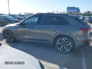 2024 Audi Q8 e-tron z VIN WA15ABGE8RB055999, wystawiony jako IAAI lot #41759410 z przebiegiem 8 972 mil mil oraz . Historia ofert i sprzedaży dostępna na DreamBid. Obrazek 14.