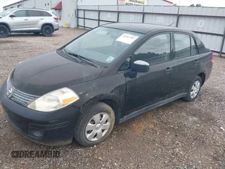 2009 Nissan Versa 1.6 z VIN 3N1CC11E29L453804, wystawiony jako IAAI lot #42447783 z przebiegiem 62 781 mil mil oraz . Historia ofert i sprzedaży dostępna na DreamBid. Obrazek 2.