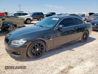 2013 BMW 3 Series 328i z VIN WBADW7C56DE733000, wystawiony jako Copart lot #60869345 z przebiegiem 119 981 mil mil oraz Czysty tytuł • Clean title. Historia ofert i sprzedaży dostępna na DreamBid. Obrazek 1.