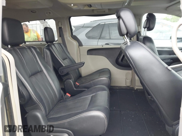 2011 Chrysler Town & Country Touring L z VIN 2A4RR8DG6BR677303, wystawiony jako IAAI lot #42168348 z przebiegiem 237 886 mil mil oraz . Historia ofert i sprzedaży dostępna na DreamBid. Obrazek 8.