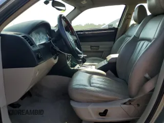 2005 Chrysler 300 C z VIN 2C3JA63H25H174455, wystawiony jako Copart lot #57106275 z przebiegiem 115 226 mil mil oraz Szkoda całkowita • Salvage title. Historia ofert i sprzedaży dostępna na DreamBid. Obrazek 7.