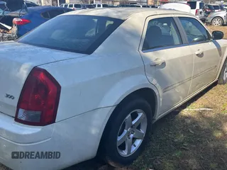 2005 Chrysler 300 with VIN 2C3JA43R85H635204, listed as a Copart auction lot 43976725 with 1 mi miles and Clean Title. Bid and sale history available at carsss.com. Image 4.