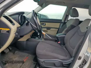 2013 Kia Soul + z VIN KNDJT2A66D7483811, wystawiony jako Copart lot #56746085 z przebiegiem 161 371 mil mil oraz Szkoda całkowita • Salvage title. Historia ofert i sprzedaży dostępna na DreamBid. Obrazek 7.