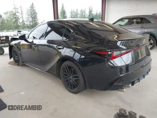 2023 Lexus IS 500 F Sport Performance z VIN JTHAP1D22P5003981, wystawiony jako IAAI lot #42262101 z przebiegiem 13 479 mil mil oraz . Historia ofert i sprzedaży dostępna na DreamBid. Obrazek 3.