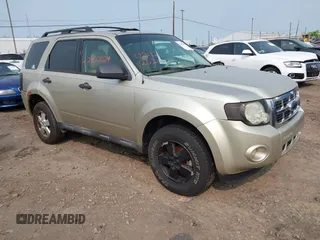 2010 Ford Escape XLT z VIN 1FMCU9D76AKB77506, wystawiony jako IAAI lot #42422024 z przebiegiem 168 600 mil mil oraz . Historia ofert i sprzedaży dostępna na DreamBid. Obrazek 1.