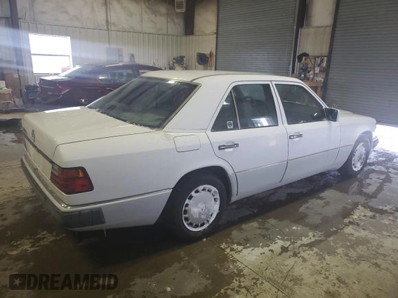 1992 Mercedes-Benz 300 with VIN WDBEA26D0NB615523, listed as a Copart auction lot 44381835 with 170,142 mi miles and Clean Title. Bid and sale history available at DreamBid. Image 3.