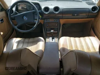 1983 Mercedes-Benz 300 D z VIN WDBAB33AXDB017451, wystawiony jako Copart lot #60463935 z przebiegiem 314 995 mil mil oraz Czysty tytuł • Clean title. Historia ofert i sprzedaży dostępna na DreamBid. Obrazek 8.