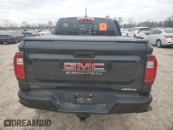 2024 GMC Canyon 4WD AT4 z VIN 1GTP6DEK1R1185858, wystawiony jako Copart lot #45866495 z przebiegiem 2069 mil mil oraz Szkody całkowita. Historia ofert i sprzedaży dostępna na DreamBid. Obrazek 6.