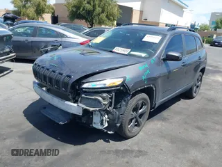 2018 Jeep Cherokee Latitude Tech Connect z VIN 1C4PJLCB8JD568422, wystawiony jako IAAI lot #42076237 z przebiegiem 88 382 mil mil oraz . Historia ofert i sprzedaży dostępna na DreamBid. Obrazek 17.