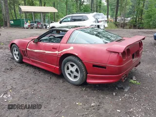 1985 Chevrolet Corvette z VIN 1G1YY078XF5129469, wystawiony jako IAAI lot #42260139 z przebiegiem 55 955 mil mil oraz . Historia ofert i sprzedaży dostępna na DreamBid. Obrazek 3.