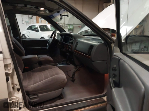 1997 Jeep Grand Cherokee Laredo z VIN 1J4GZ58S9VC562907, wystawiony jako IAAI lot #42102313 z przebiegiem 137 672 mil mil oraz . Historia ofert i sprzedaży dostępna na DreamBid. Obrazek 5.